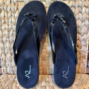 AEROSOLES Black Flip Flop Sandals size 12 Black Patent Flower Torchlight